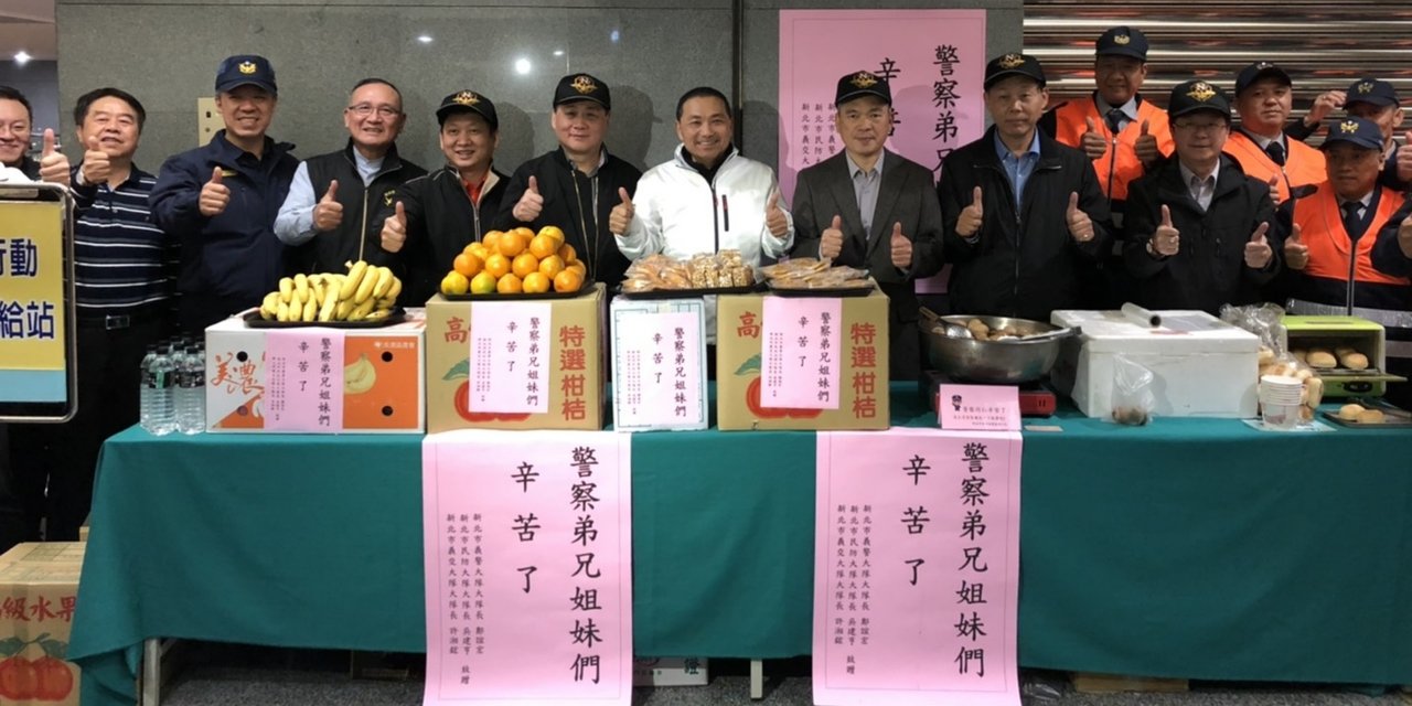 市長偕民力慰勉警維護耶誕城「巨星耶誕演唱會」辛勞