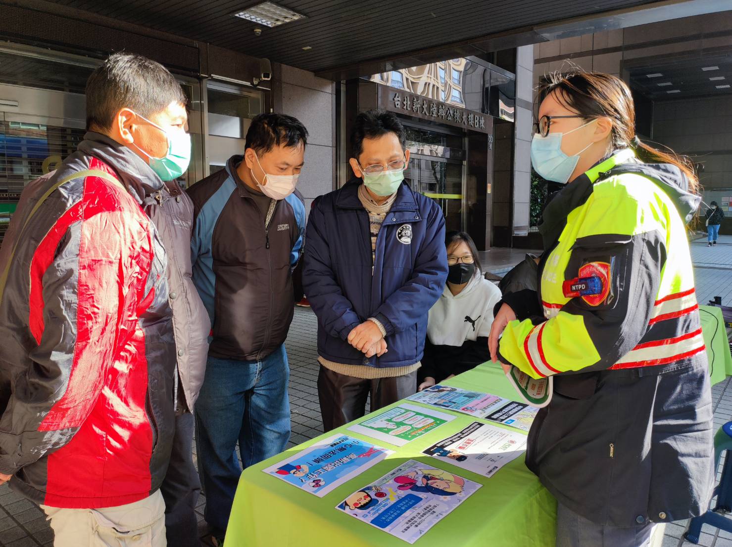 配合新北市救國團設攤宣導