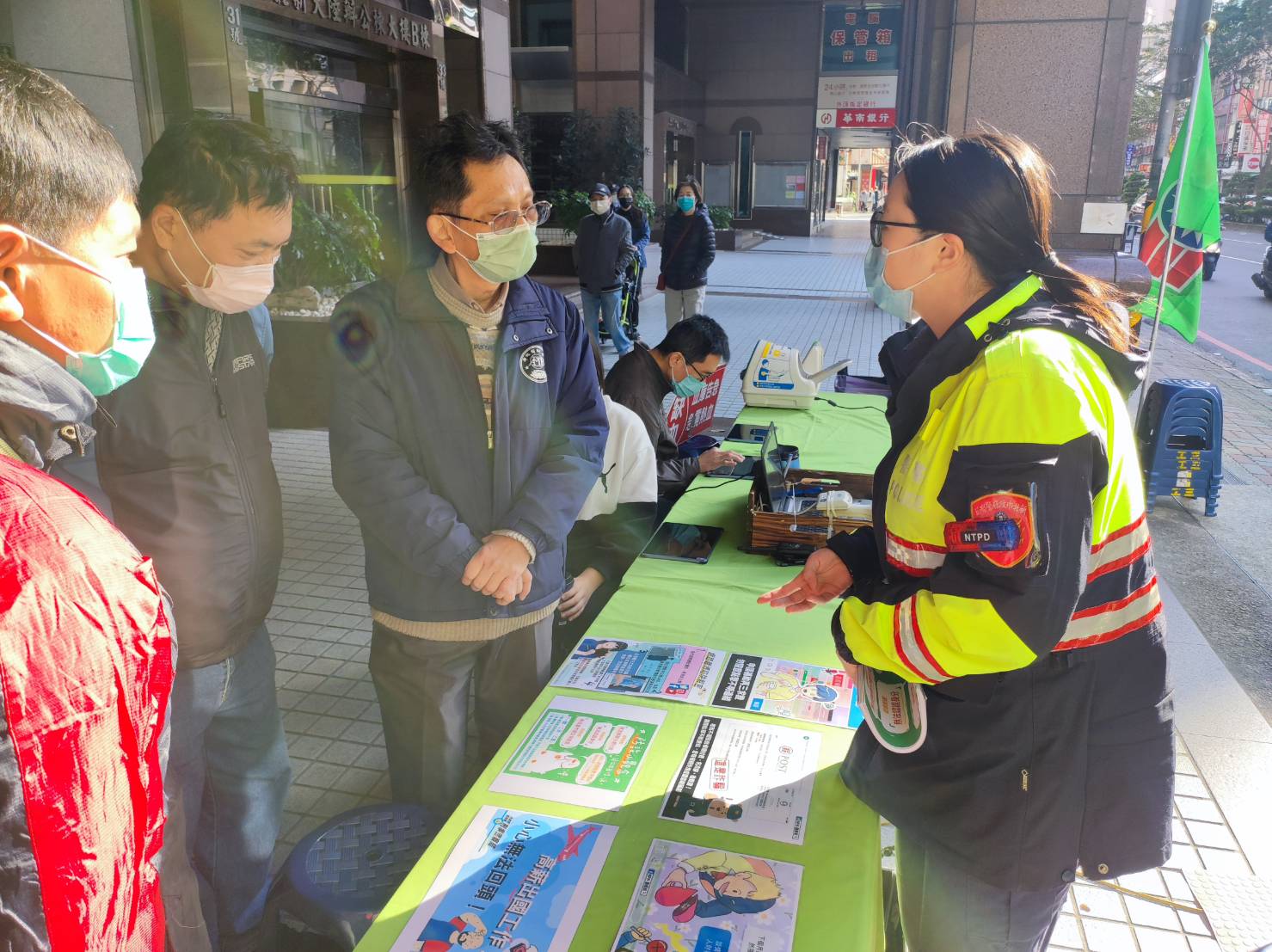 配合新北市救國團設攤宣導